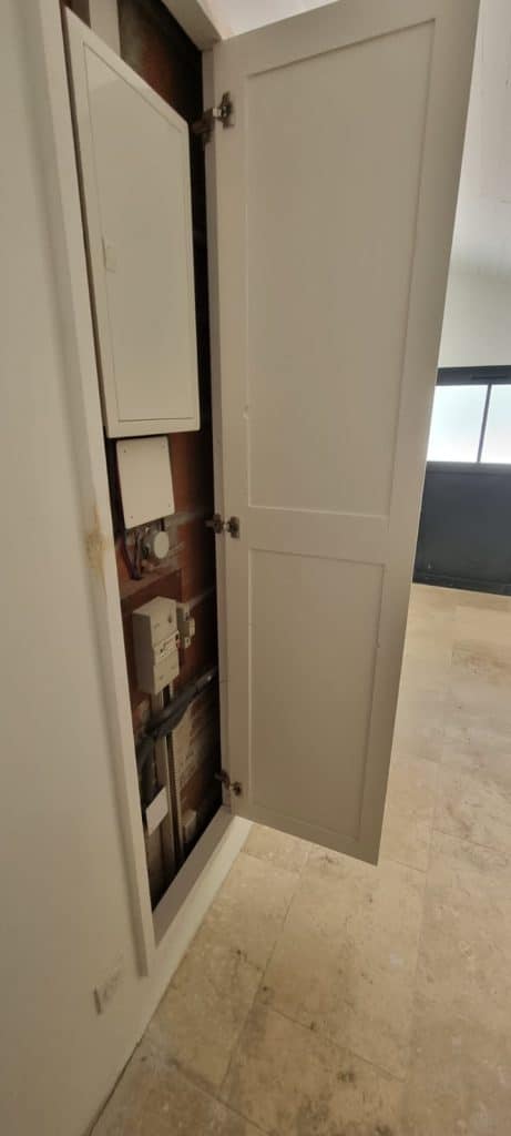 Aménagement intérieur : dressings et placards sur-mesure à Gujan-Mestras (33470) 1 porte compteur