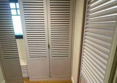 Aménagement intérieur : portes de placard persiennes sur-mesure au Pyla-sur-Mer (33115)