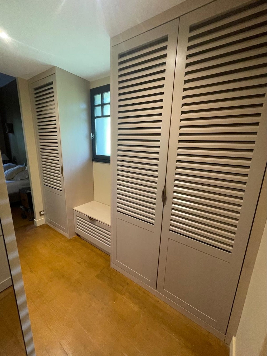 Aménagement intérieur : portes de placard persiennes sur-mesure au Pyla-sur-Mer (33115) 2 Dressing sur mesure à portes persiennes et banc-assise intégré, Bassin d'Arcachon