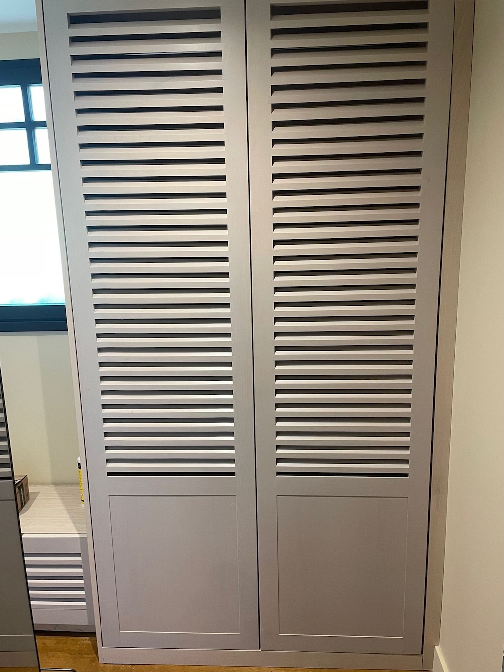 Aménagement intérieur : portes de placard persiennes sur-mesure au Pyla-sur-Mer (33115) 3 Détail des lames persiennes et de l'allège pleine en hêtre massif finition vernis