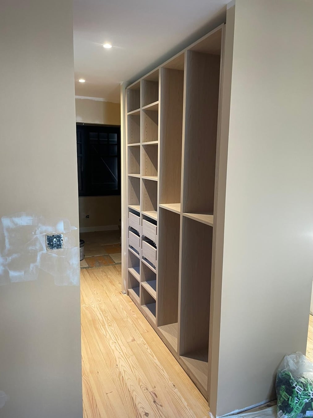 Aménagement intérieur : portes de placard persiennes sur-mesure au Pyla-sur-Mer (33115) 4 Structure de dressing sur mesure en cours de pose, étagères et tiroirs au Pyla-sur-Mer