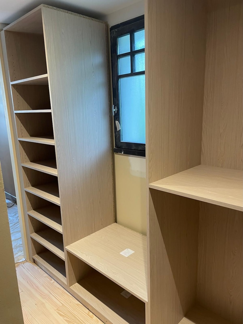 Aménagement intérieur : portes de placard persiennes sur-mesure au Pyla-sur-Mer (33115) 5 Aménagement intérieur sur mesure avec étagères réglables et niche autour de la fenêtre